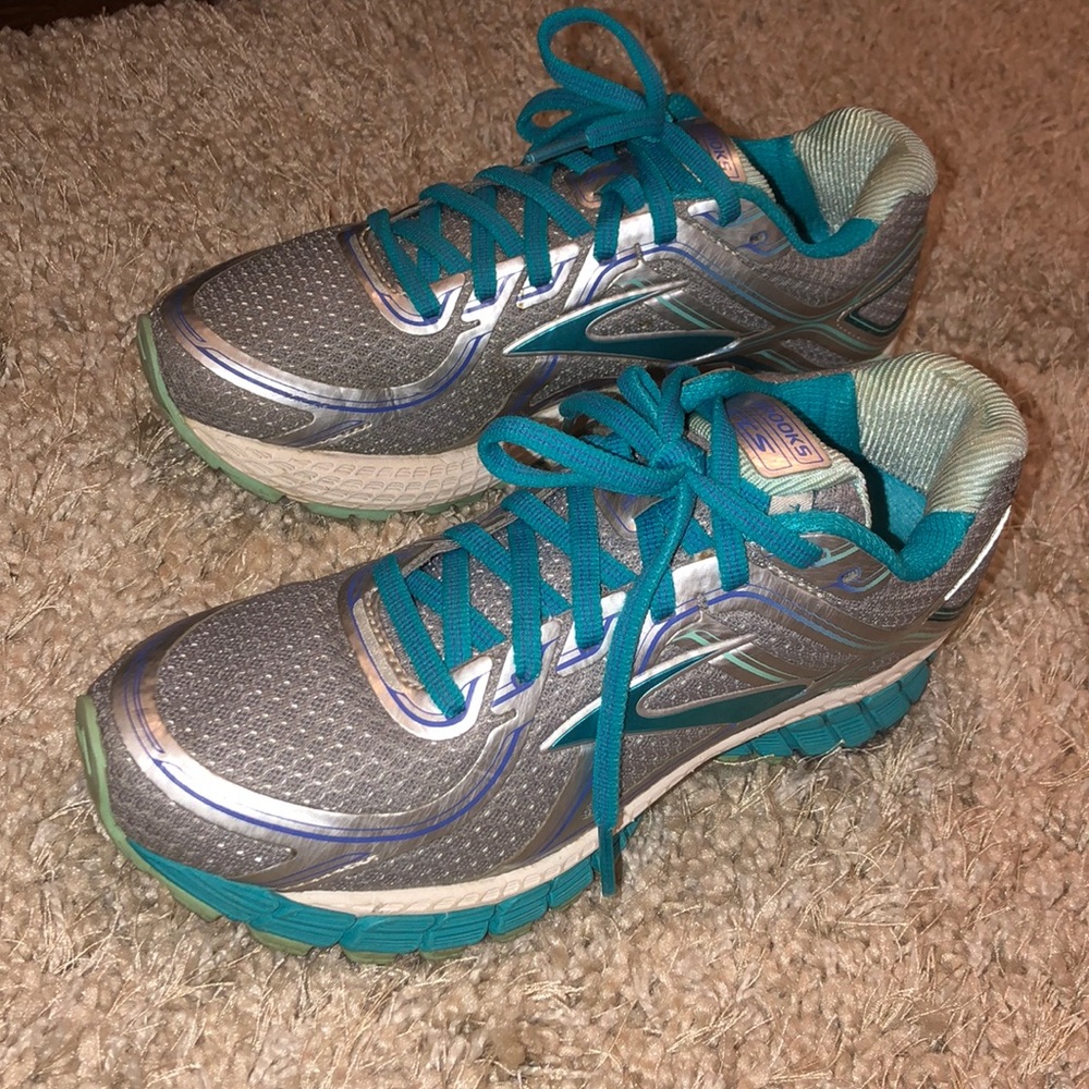 Brooks GTS women’s sneakers